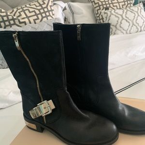 Almost new black with zipper in both sides size 9
